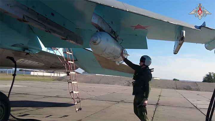 ПИЛОТ СУ-34 ОСМАТРИВАЕТ САМОЛЁТ ПЕРЕД БОЕВЫМ ВЫЛЕТОМ. СКРИНШОТ КАДРА ВИДЕО МИНОБОРОНЫ РОССИИ