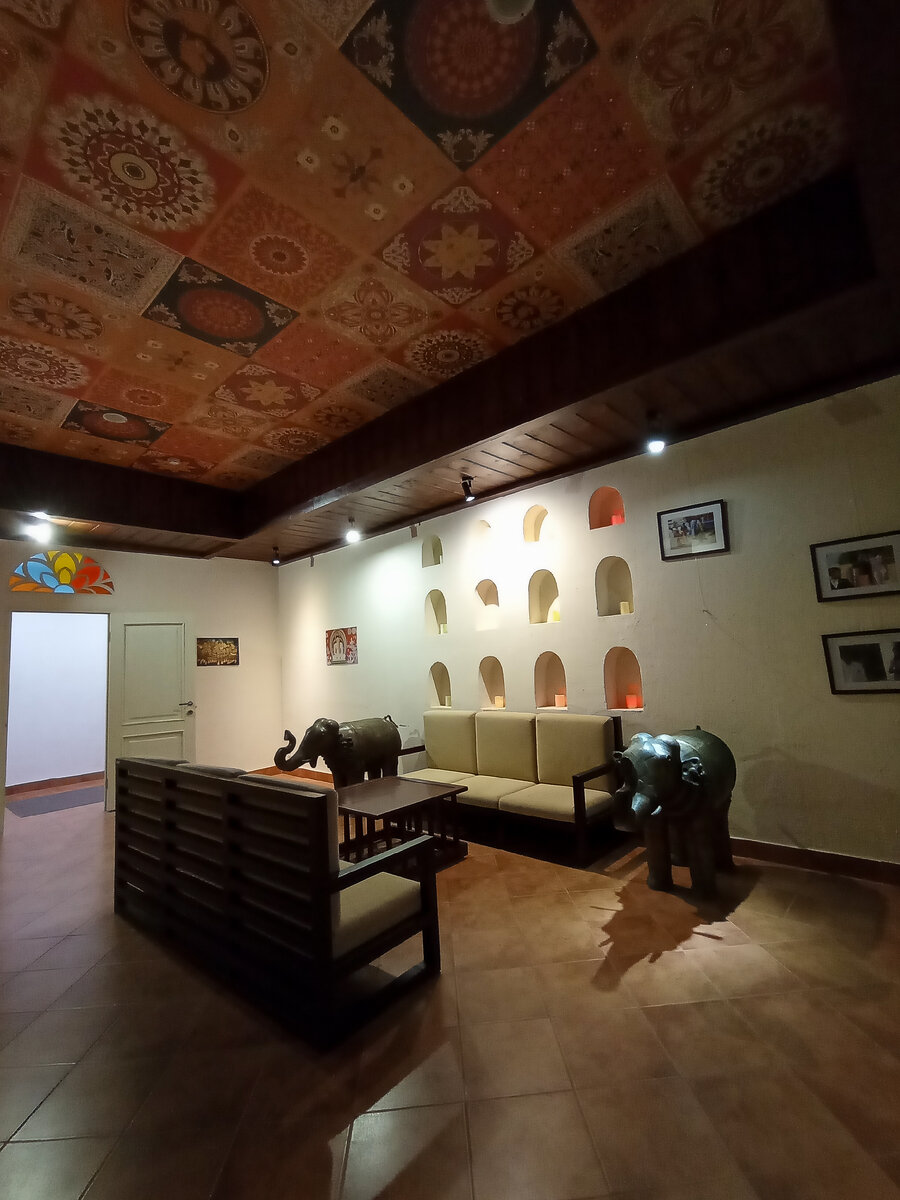 Холл отеля "Шри-Ланка"