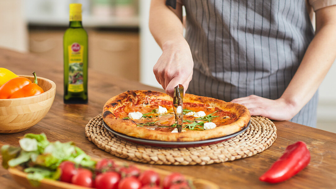«Мамма мия, как вкусно!» — воскликнут ваши близкие, когда попробуют домашнюю пиццу, приготовленную по нашим советам. Рассказываем о 3-х главных правилах приготовления идеальной пиццы в статье!