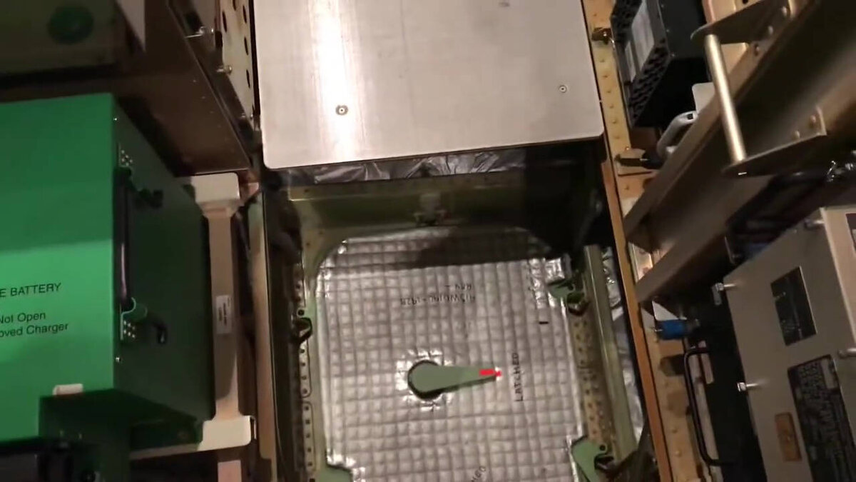 вход снаружи в главный аппаратный отсек