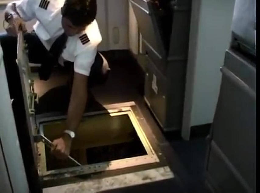 вход из салона боинга в главный аппаратный отсек - проблема безопасности 