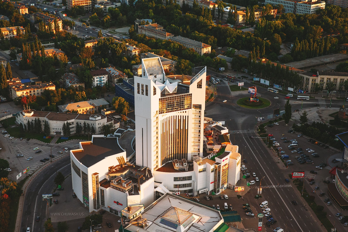 Молдавия столица Кишинев. Молдавия Кишинев центр города. Город в Молдове Чисинау. Столица Молдавии Кишинев достопримечательности Кишинев.