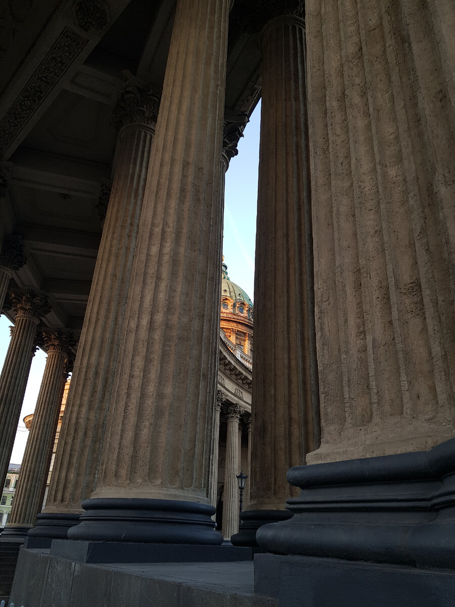 Нравятся мне колонны Казанского. В раннем детстве я искренне верила, что Евстигнеев гипсом сломал одну колонну))). Но все колонны на месте)).