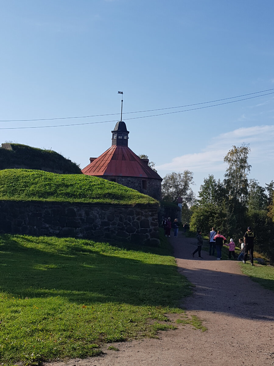 Земляной вал крепости и башня.
