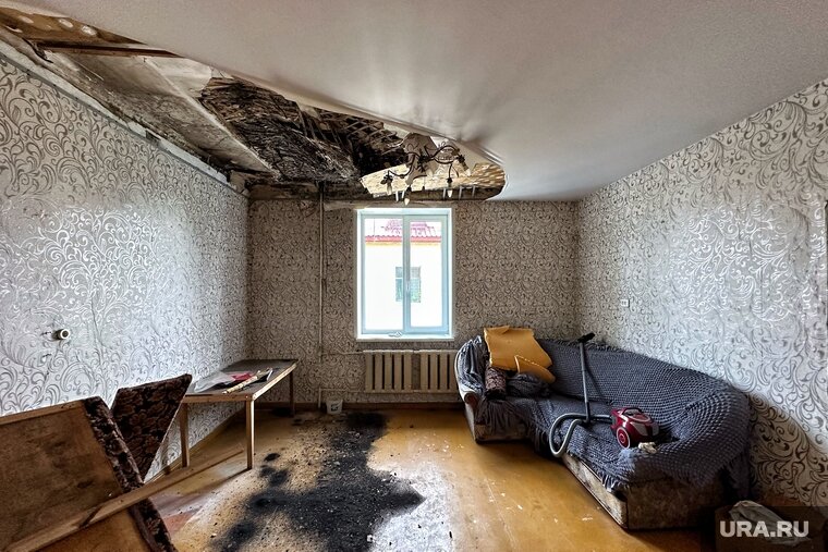    Предполагается, что причиной разрушения потолка стала протечка отопительной трубы