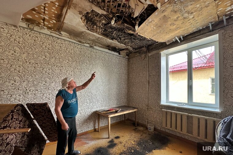    Кроме протечки на трубе, по словам жильца квартиры, причиной гниения потолочных перекрытий может быть вода, которая течет во время осадков по проводам со стороны соседнего дома