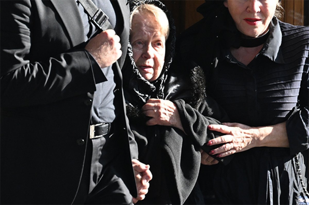    Супруга Николая Добронравова, композитор Александра Пахмутова на церемонии прощания с мужем.