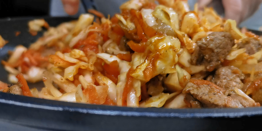 Готовлю капусту с мясом вкуснее любых солянок. Ничего лучше до этого не пробовал. У меня и капуста ярче, и мясо мягче
