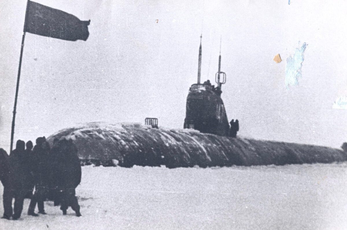 Члены экипажа К-181 устанавливают флагшток на Северном полюсе, 29 сентября 1963 года // histrf.ru