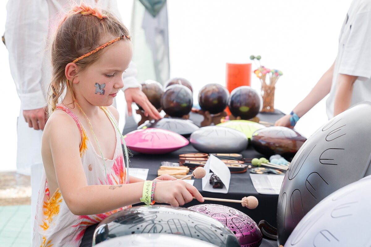 Дать ребенку попробовать самому поиграть на разных инструментах — очень правильный шаг. Именно так может начаться большая любовь к какому-то из них. Например, глюкофоны Kosmosky легко освоит даже ребенок, сразу начав извлекать волшебные, космические звуки. А на дальнем планы вы можете увидеть еще один необычный инструмент: шарообразные лепестковые барабаны «Колобок Самозвон»