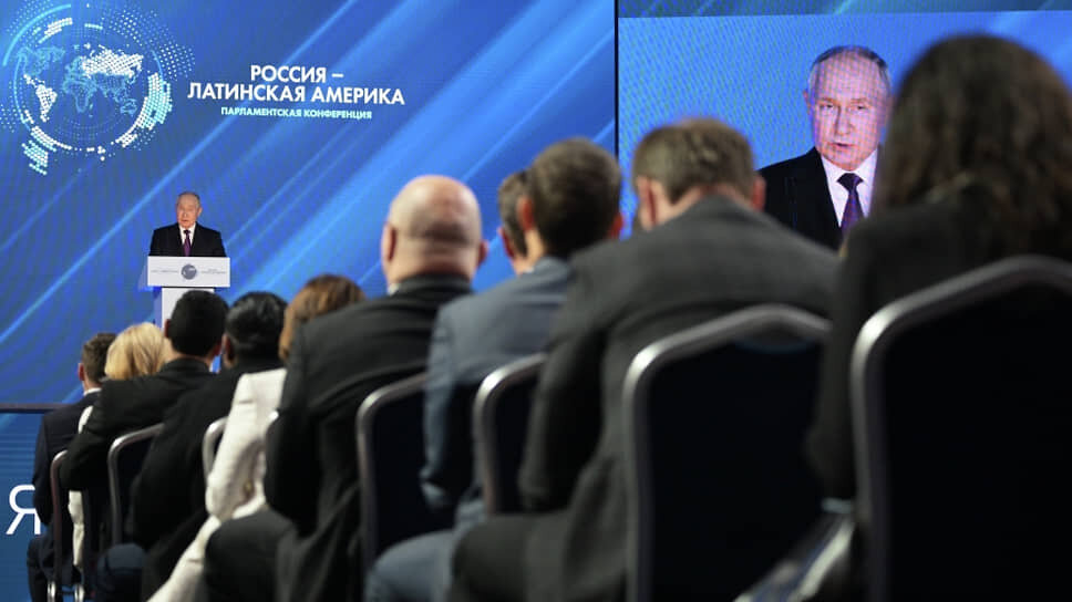 Фото: Владимир Астапкович / РИА Новости📷Президент РФ Владимир Путин принимает участие в открытии Международной парламентской конференции "Россия - Латинская Америка"