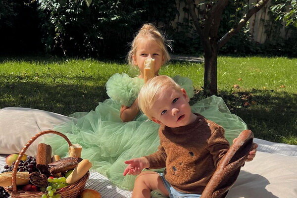 «Ловите каждый момент счастья!» - Нюша показала редкие ФОТО 2023 с детьми и их бабушкой