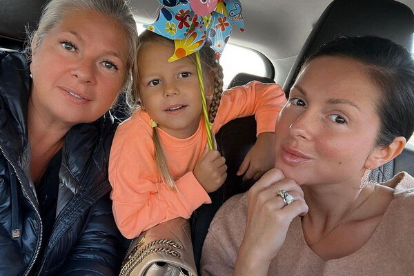 «Ловите каждый момент счастья!» - Нюша показала редкие ФОТО 2023 с детьми и их бабушкой