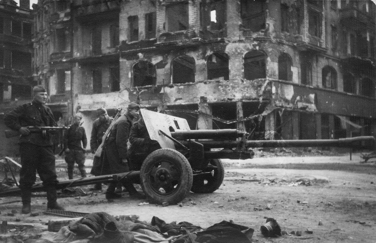 Красноармейцы во время боев за Берлин. 1945 год