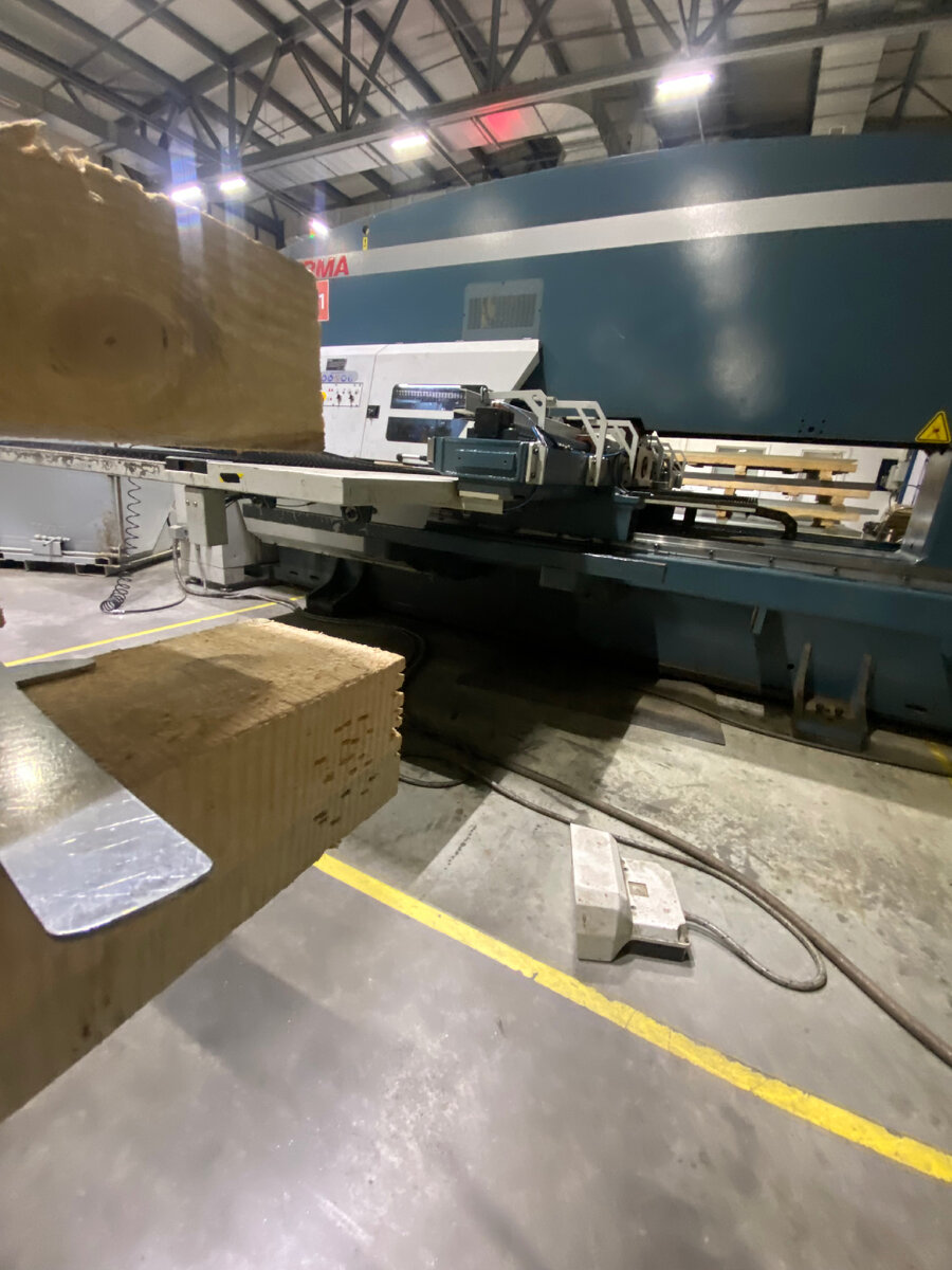 Просто фотографиям станка на котором я проработал. Спросите зачем это тут? А так просто что бы тут это было🥹