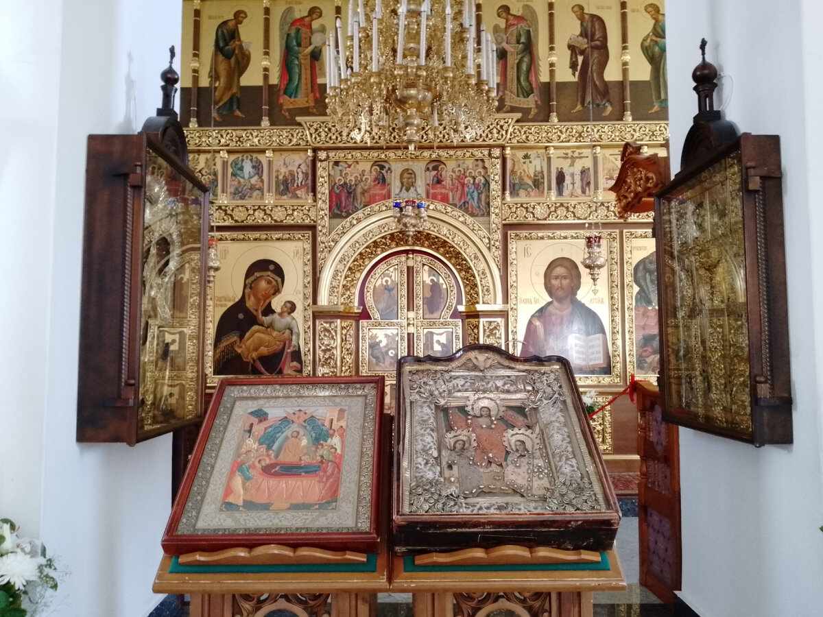 Внутреннее убранство храма (фото автора).
