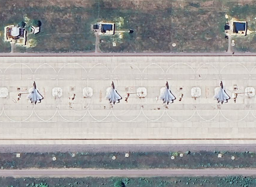 Спутниковые съемки нынешней осени. Одно из боевых подразделений боеготовых Су-57 на аэродроме на Юго-Западе России. Фото Maxar Technologies