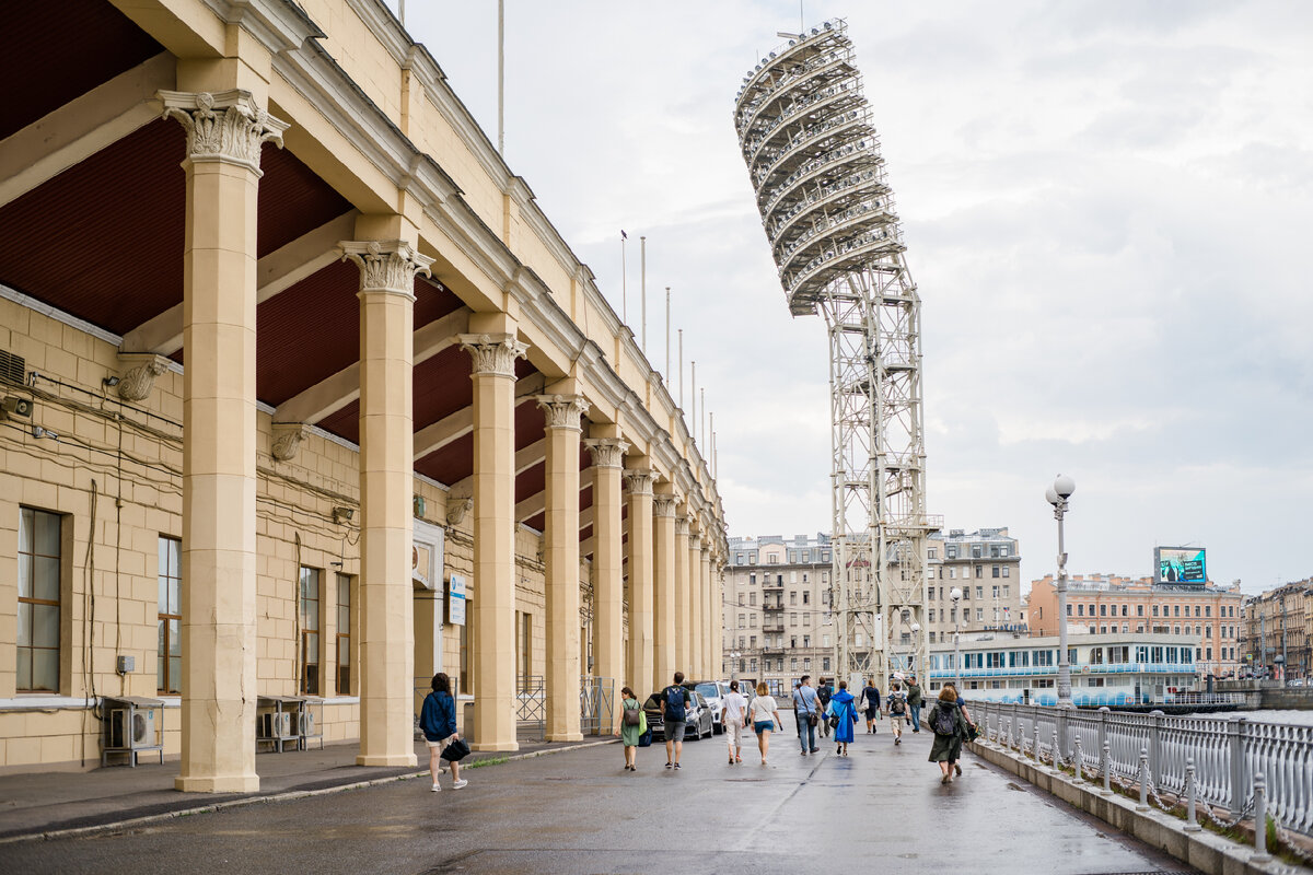 Комплекс находится неподалёку от станции метро «Спортивная»