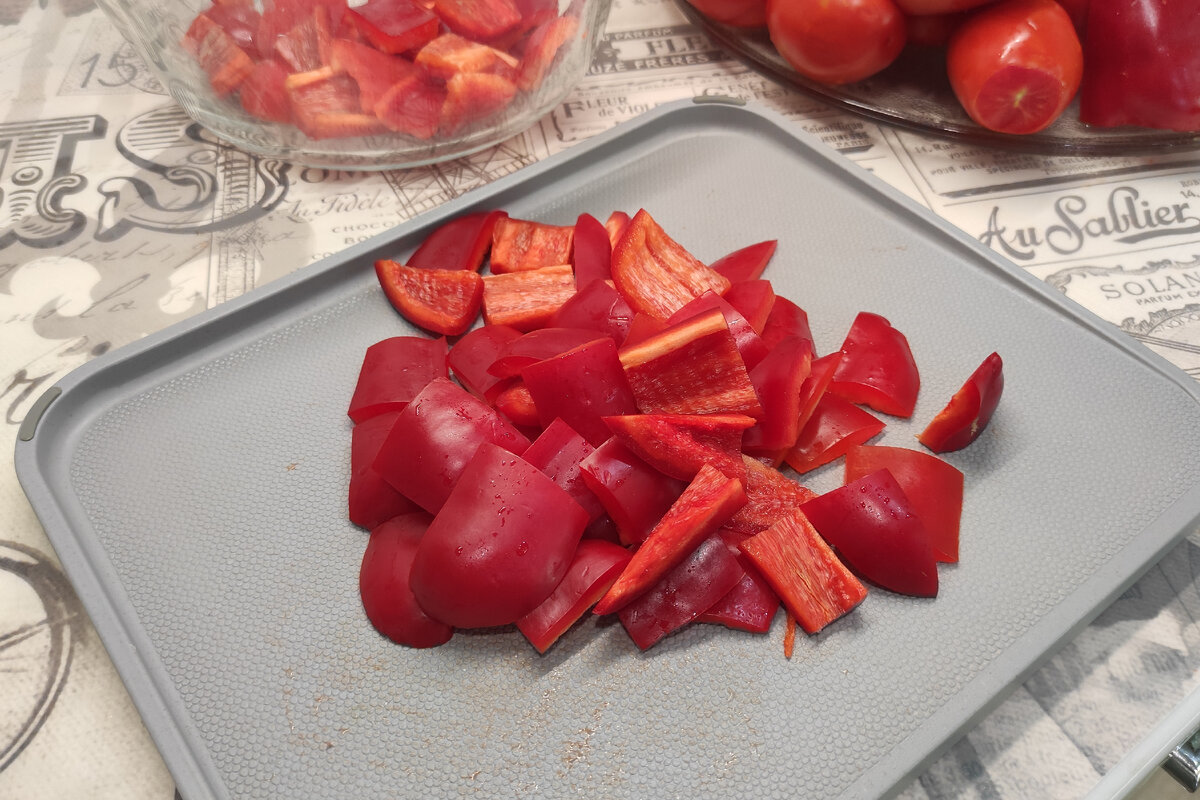 Перец на аджику вчера беру красный. 