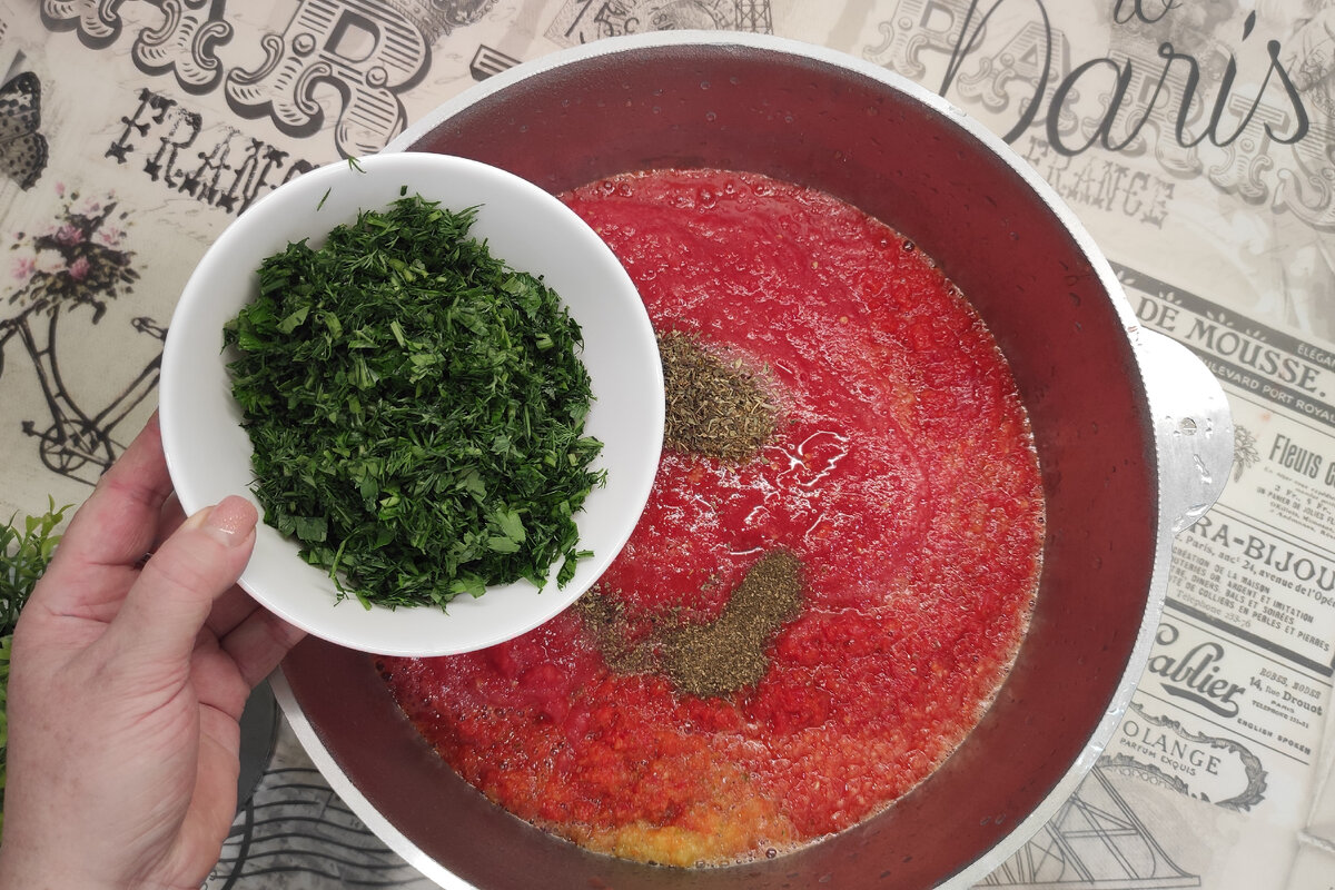 Домашняя аджика из помидоров без варки: в разы вкуснее магазинного кетчупа