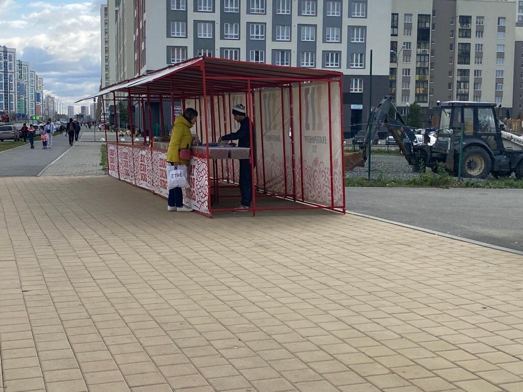 пр-кт Сахарова, г. Екатеринбург. Незаконная лавка с товарами.