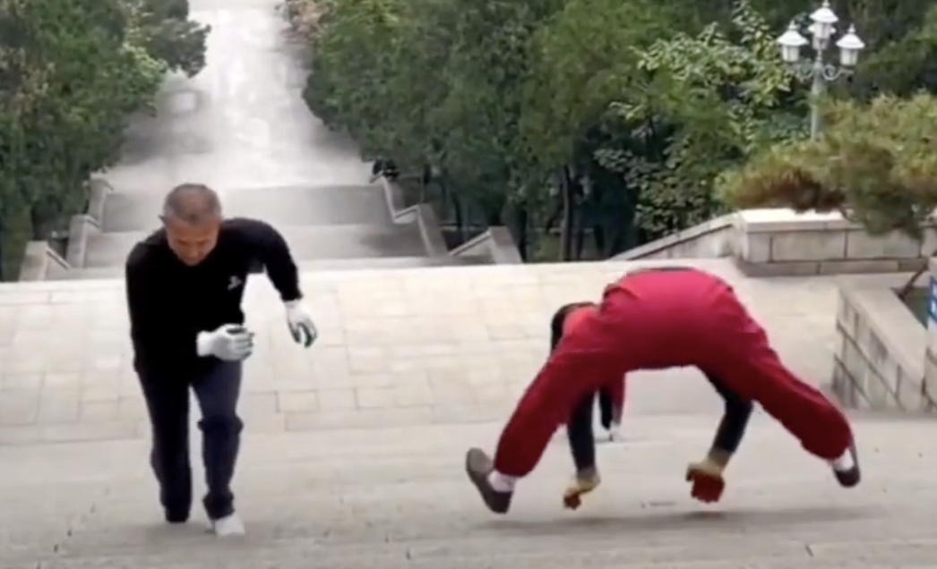 Китайские пенсионеры на разминке