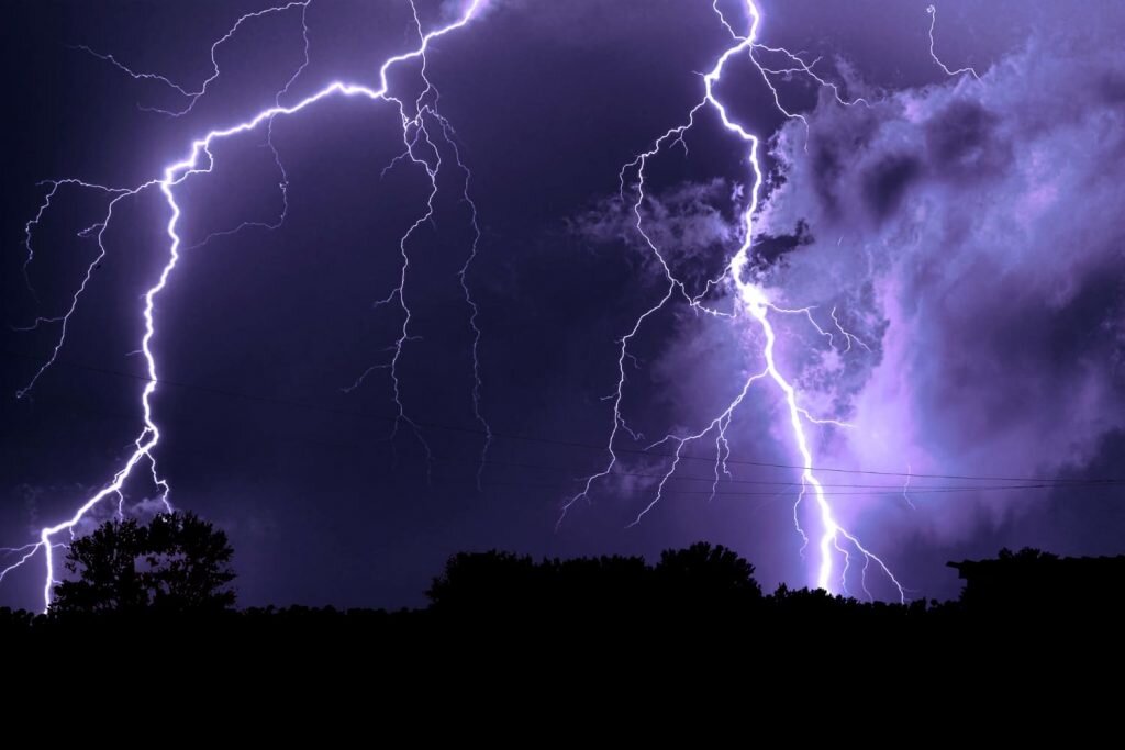 Ученые выяснили, когда молния бьет в одно место дважды - thaireal.ru | Новости