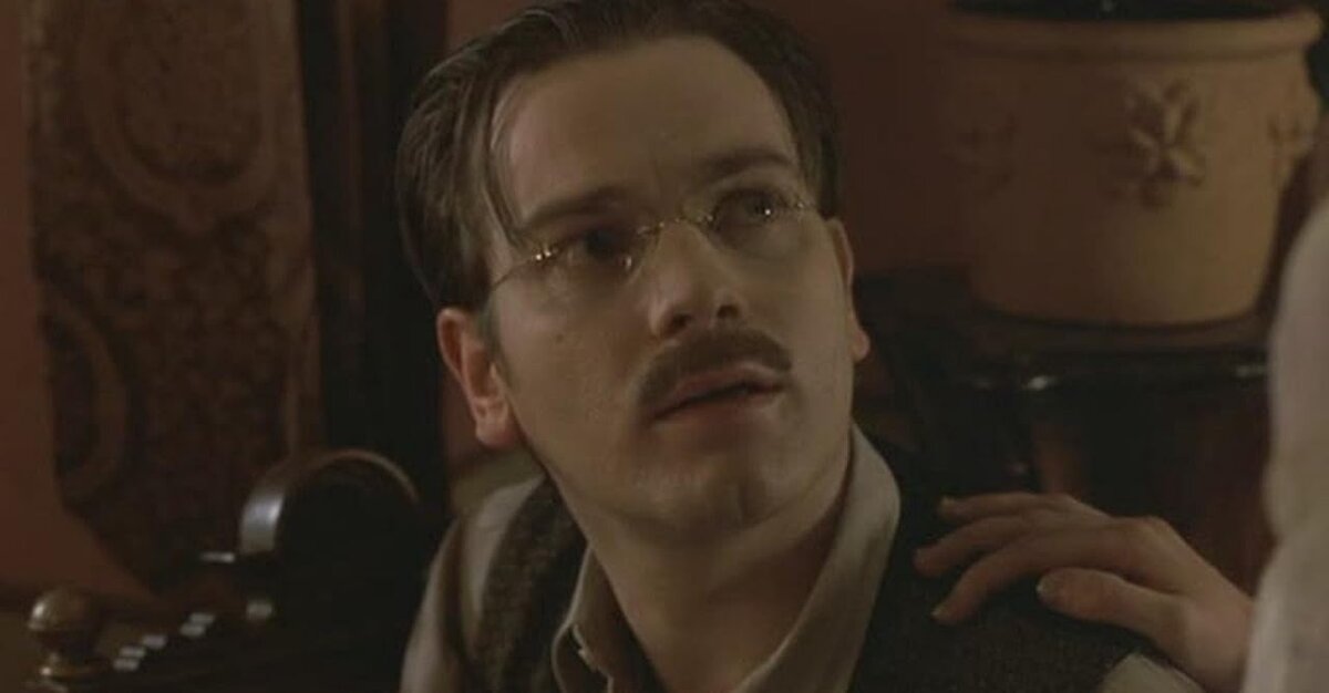 Джойс (Юэн Макгрегор). Листайте галерею - там портрет Джойса.