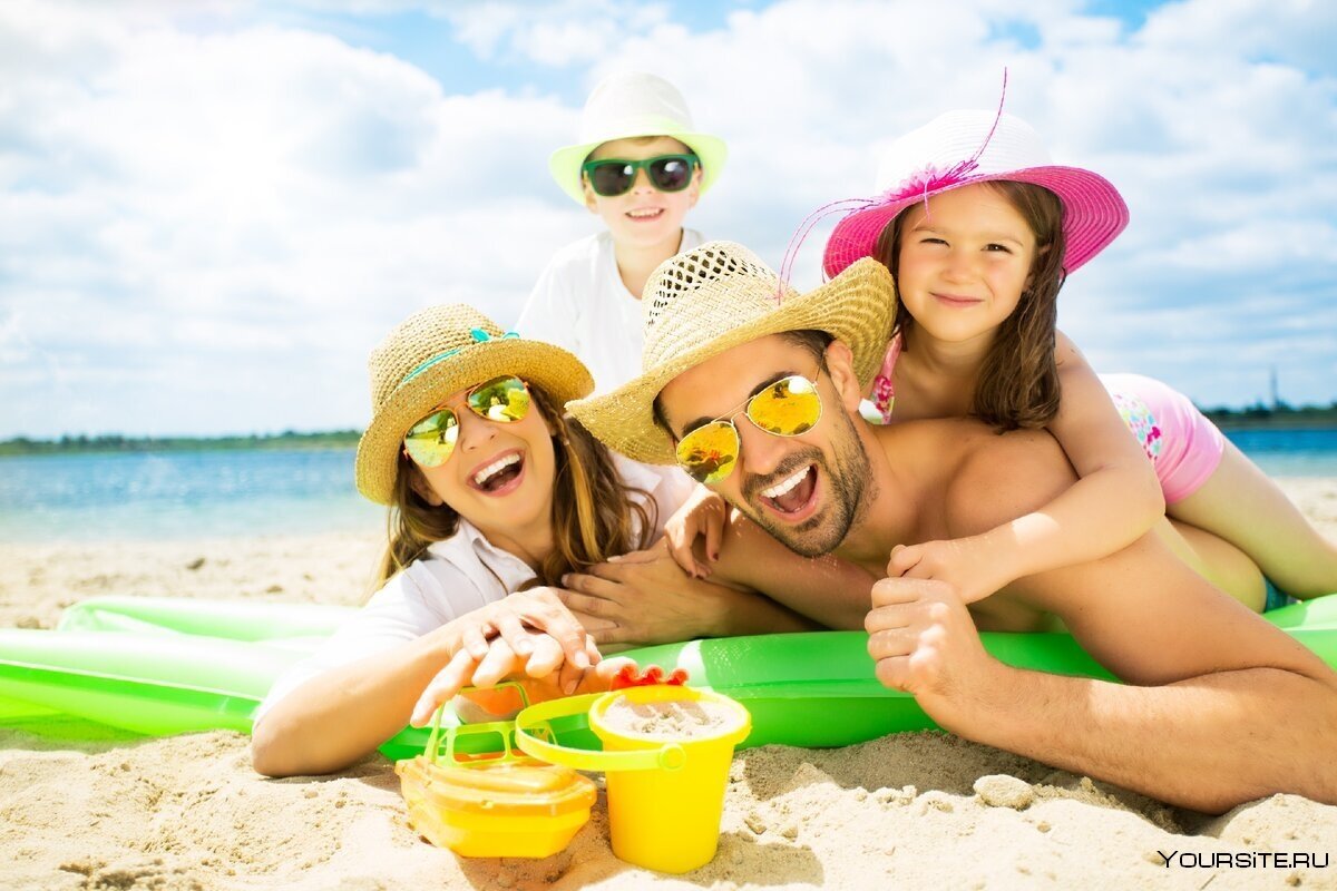 Развлечение и полноценный. Лето пляж. Веселые люди на пляже. Семья на пляже. Лето отпуск море семья.