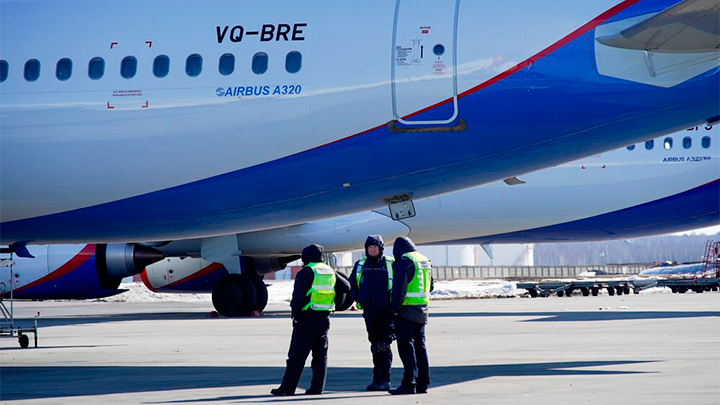 ЕСЛИ ИЗУЧИТЬ ДАННЫЕ О СПЕЦИФИКАЦИИ А320, ТО ВЫПУЩЕННЫЕ ШАССИ, КАК ЗАЯВЛЯЕТ ПРОИЗВОДИТЕЛЬ, СПОСОБНЫ УВЕЛИЧИТЬ РАСХОД ТОПЛИВА В ПОЛЁТЕ АЖ НА 180%. ФОТО: АВИЛОВ АЛЕКСАНДР/АГЕНСТВО "МОСКВА"