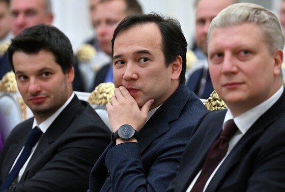    Дмитрий Ким (в центре)