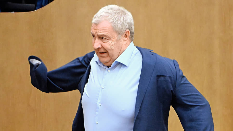    Москва. Член комитета Госдумы России по строительству и жилищно-коммунальному хозяйству Виталий Бахметьев во время пленарного заседания Дмитрий Духанин/Коммерсантъ