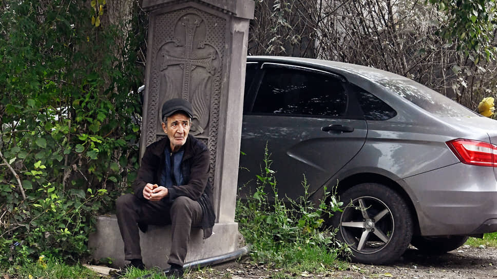    Сюникская область, Армения. Беженец из Нагорного Карабаха сидит на каменном кресте Хачкар Анатолий Жданов/Коммерсантъ