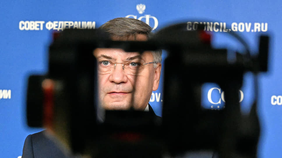    Москва. Сенатор от Орловской области Вадим Соколов перед первым заседанием Совета Федерации России в осенней сессии Дмитрий Духанин/Коммерсантъ