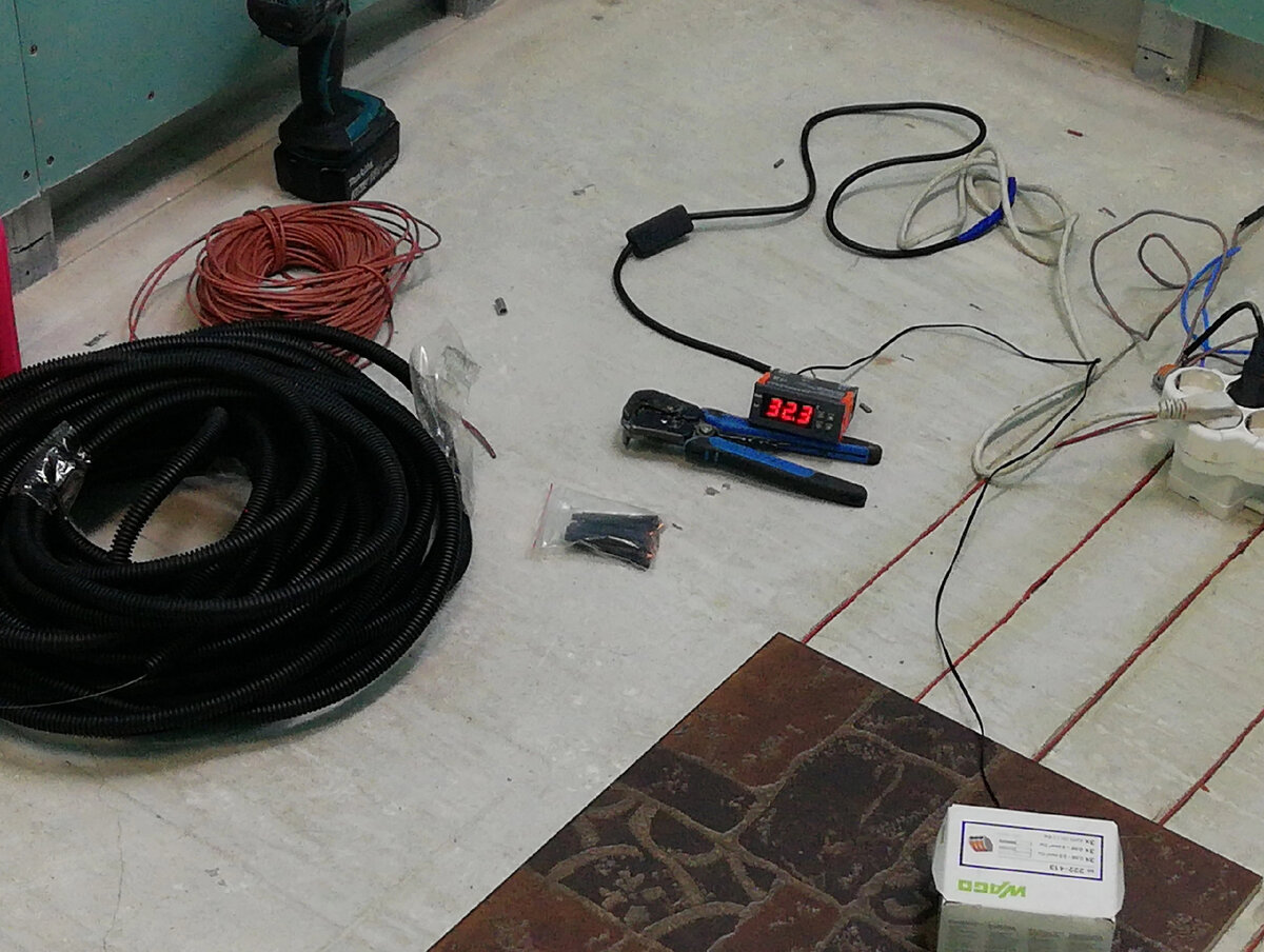 Тёплый пол из углеродного волокна в стяжку пола в ванной комнате