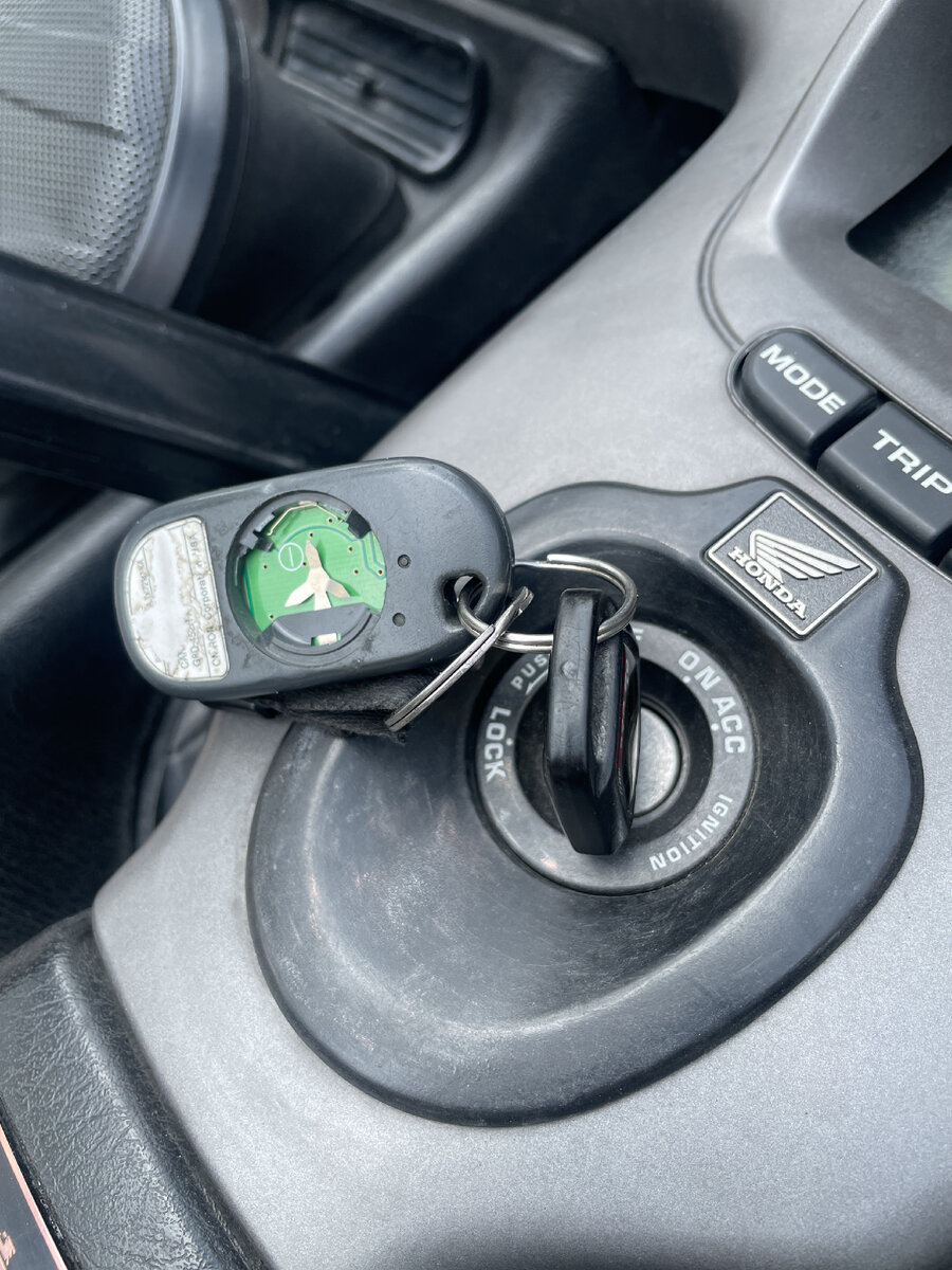 Фото для понимания , улетела крышечка и батарейка  