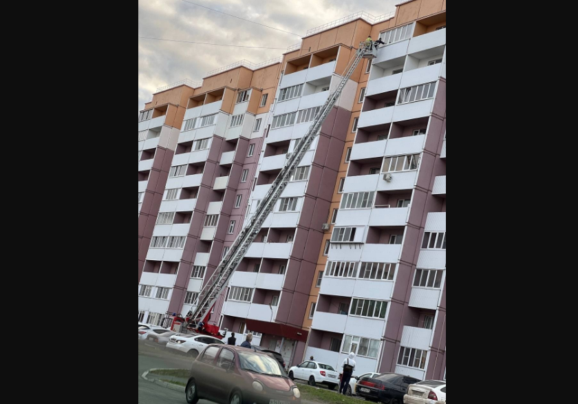 Попасть в квартиру удалось только через балкон. Фото: magnitkacity. 