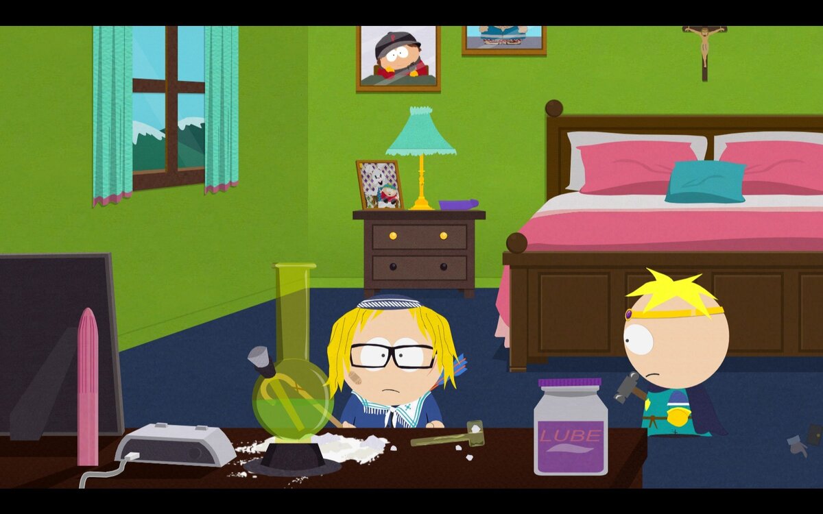 Сiи детали интерьера метафорически намекаютъ, что маменька господина Картмана ведетъ безпутный образъ жизни. 
