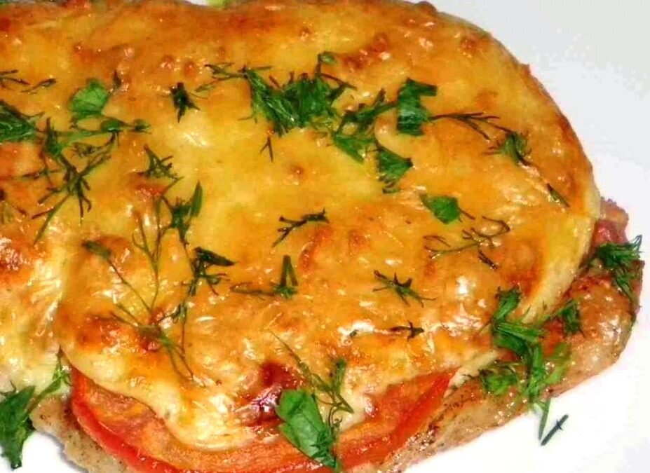 Свинина, запечённая под сыром и овощами.