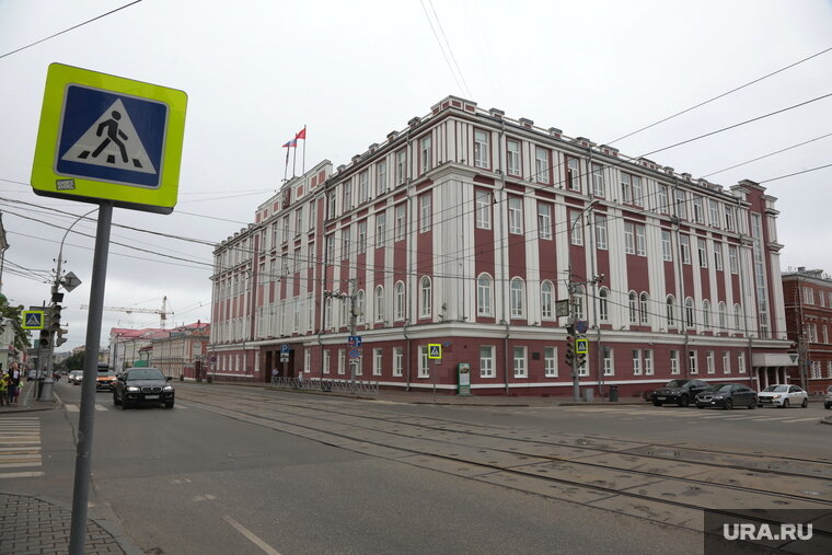    Сотрудников мэрии Перми будут возить по городу на автомобилях класса эконом