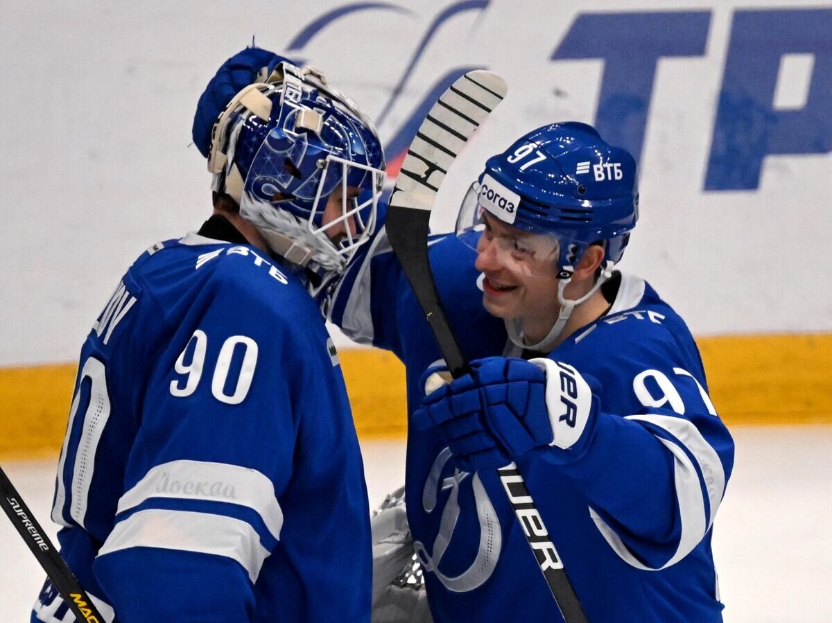    Вратарь "Динамо" Константин Волков (слева) и игрок команды Никита Гусев © РИА Новости / Владимир Федоренко