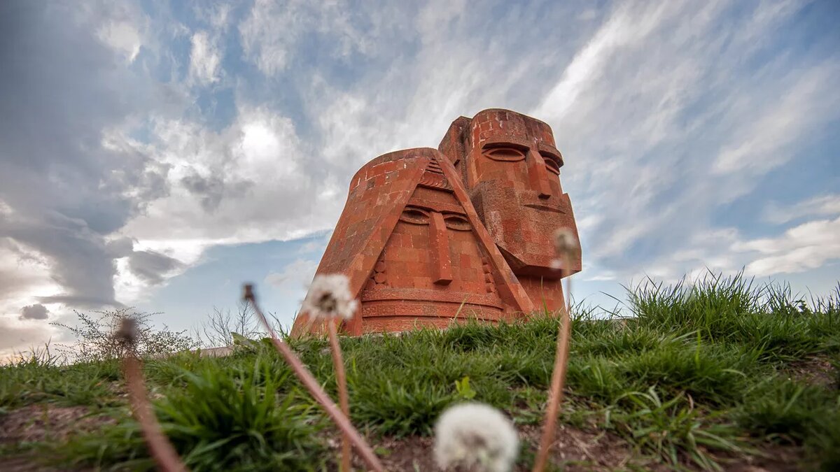 Памятник "Мы- наши горы" в Степанакерте, Нагорный Карабах