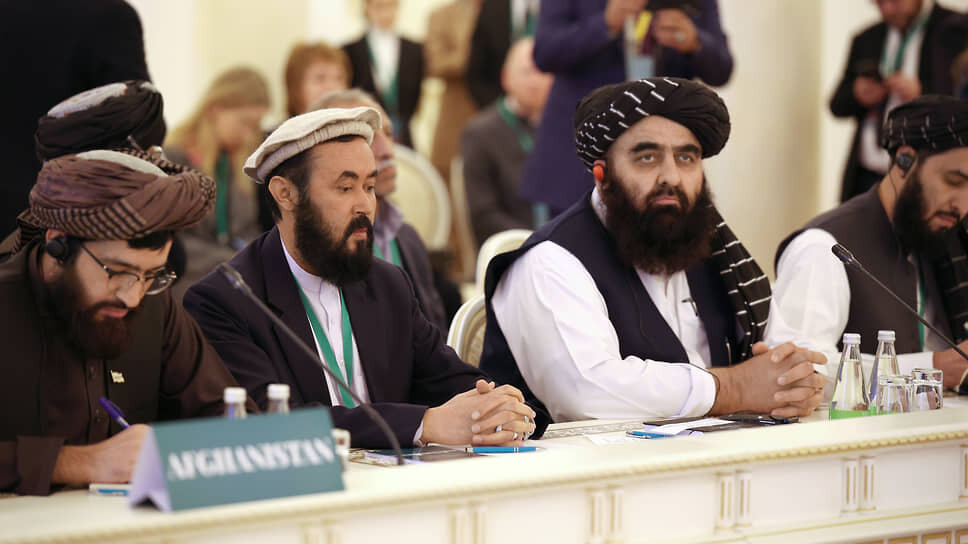 Фото: Владимир Антонов / Коммерсантъ📷Делегаты из Афганистана во главе с Амир Ханом Моттаки (второй справа) попытались убедить участников казанской встречи, что талибы рады любым инвесторам — при условии, что они уважают традиционные афганские порядки и ценности