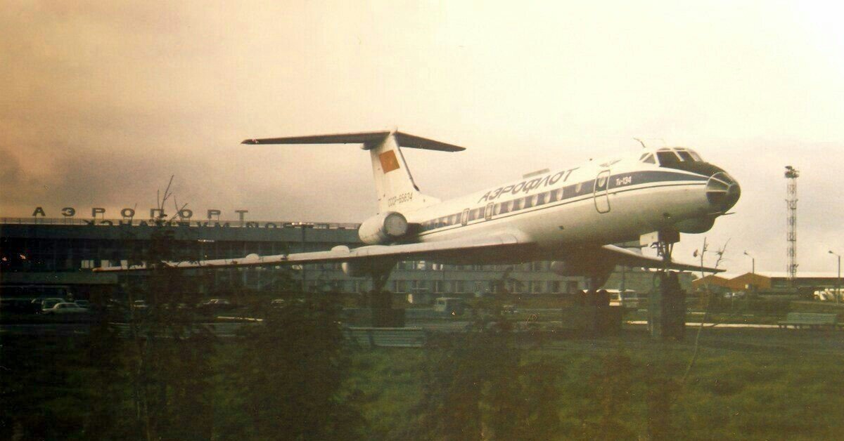 Памятник самолёту Ту-134 перед зданием мурманского аэропорта Мурмаши. Фото из интернета.