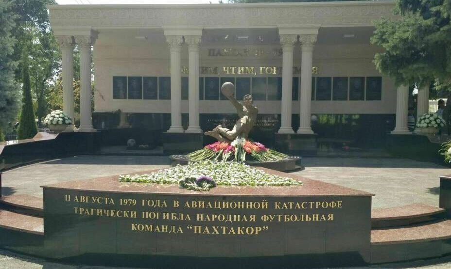    Так выглядит памятник погибшим футболистам «Пахтакора». Фото: Соцсети