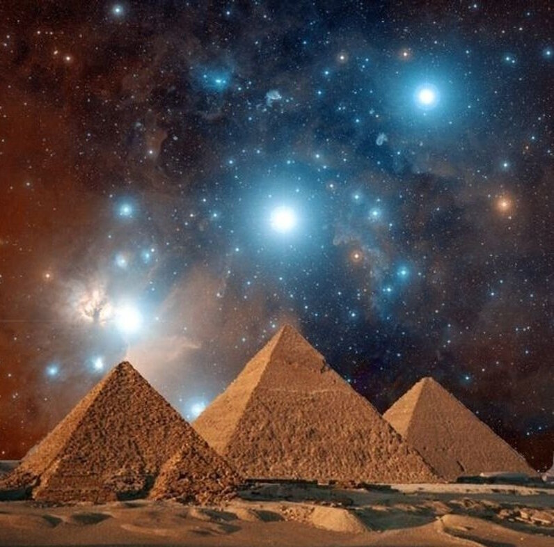 Пирамиды построены как проекция созвездия Орион.
Источник фото: https://webpulse.imgsmail.ru/imgpreview?key=pulse_cabinet-image-6c0b0eef-39f8-4464-a765-db3e47e3fb15&mb=webpulse