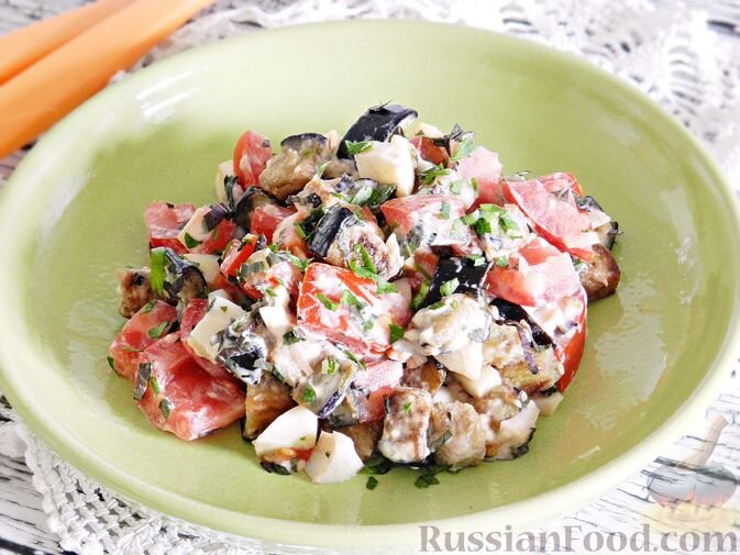 баклажан, помидоры, яйца, чеснок, зелень петрушки, базилик, майонез, масло растительное, соль, перец чёрный молотый