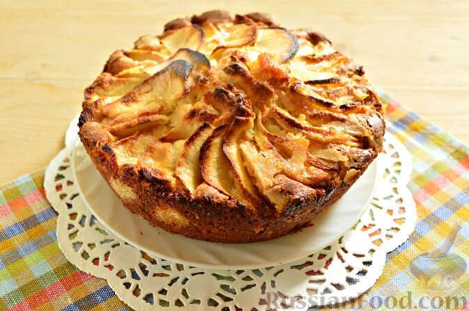 яблоки, творог, маргарин, яйца, сахар, масло сливочное, мука разрыхлитель, сухари панировочные (для подготовки формы), пудра сахарная (для украшения)