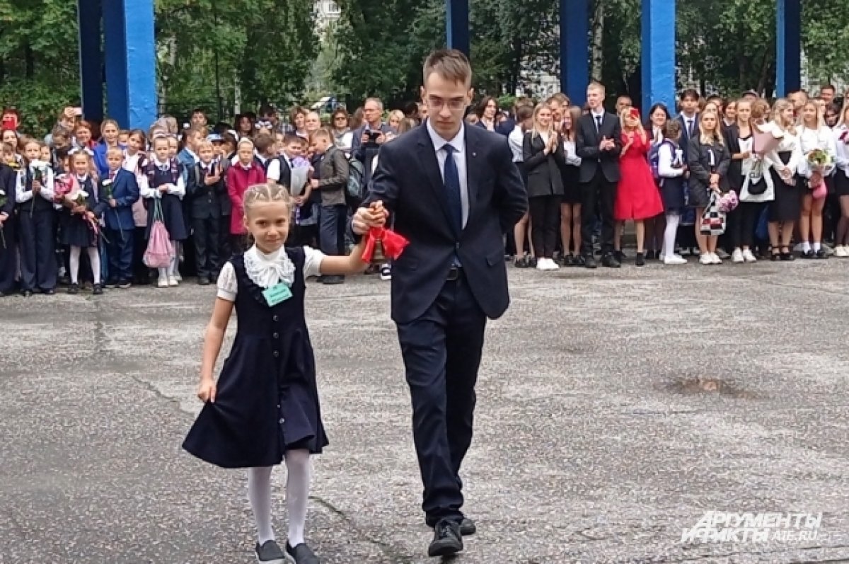    Одной из первых в школы вернулась школьная форма. Вслед за ней каждый год что-то «новое» воскресает из советского прошлого.