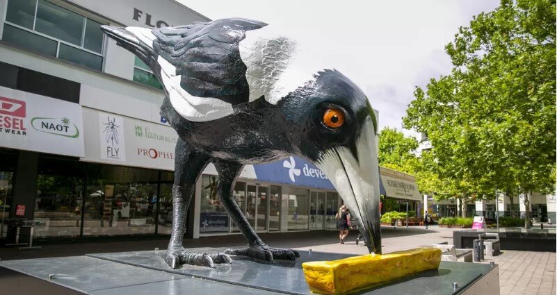 Скульптура Янни Пунарциса «Большой наскок» в Канберре